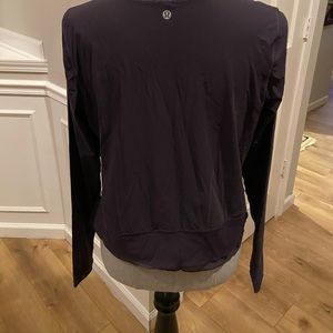 Lululemon women’s navy top Sz 8
